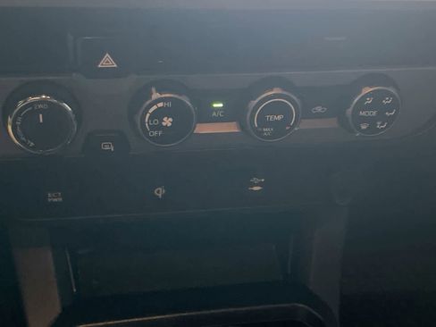 Used 2017 Toyota Tacoma TRD Sport w/ Tow Package (A/T) image 19