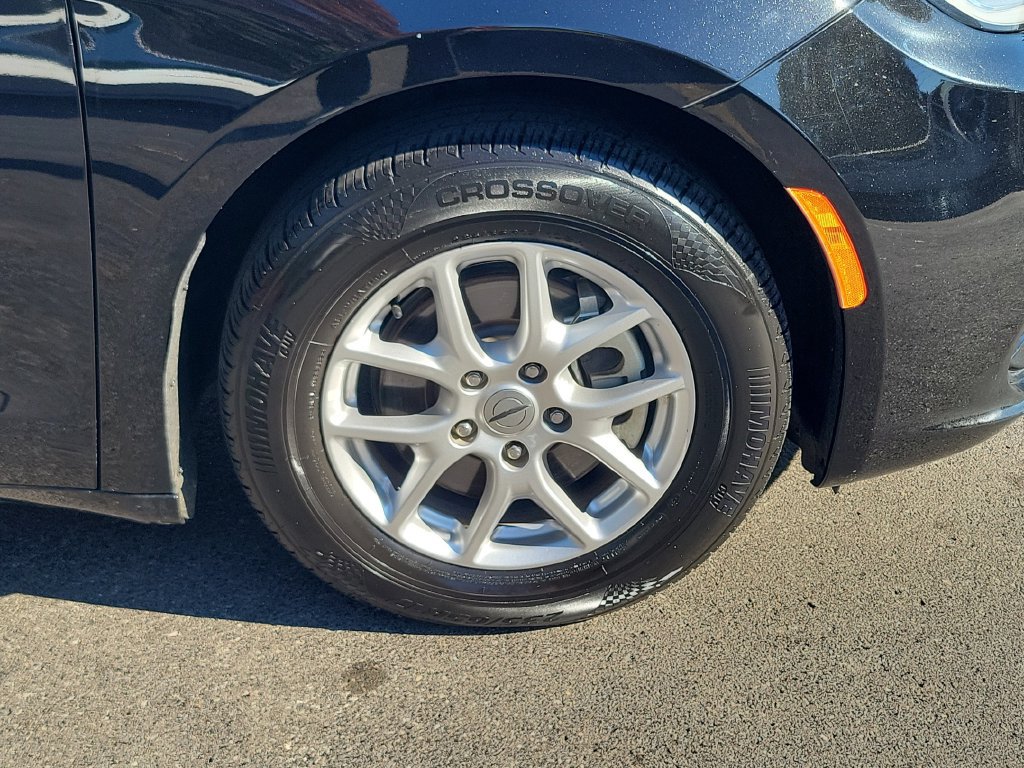 Used 2024 Chrysler Pacifica Touring-L FWD image 9