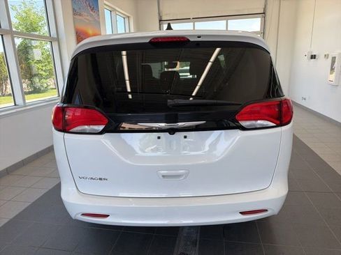 Used 2023 Chrysler Voyager LX FWD image 4