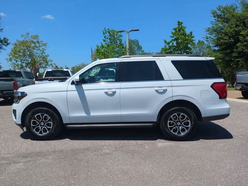 Used 2024 Ford Expedition XLT RWD image 3