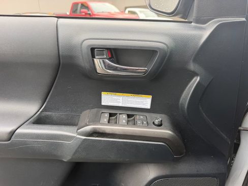 Used 2019 Toyota Tacoma TRD Off-Road AWD/4WD image 11