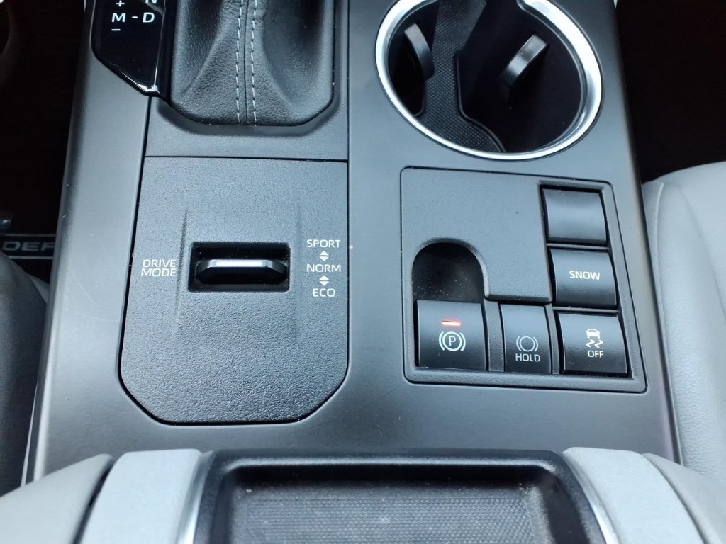 Used 2024 Toyota Highlander XLE FWD image 21