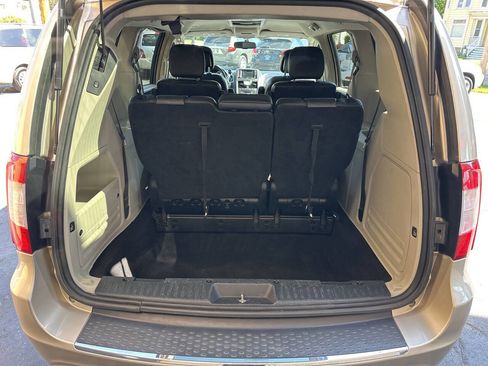 Used 2015 Chrysler Town & Country Touring FWD image 10