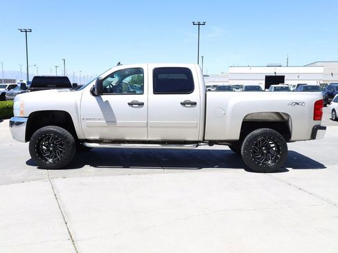 Used 2007 Chevrolet Silverado 2500 LT w/ 1LT Convenience Package AWD/4WD image 3