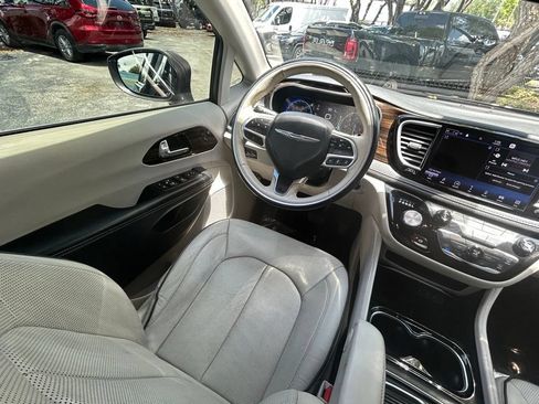 Used 2021 Chrysler Pacifica Limited AWD/4WD image 9