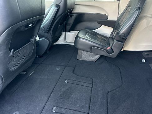 Used 2021 Chrysler Pacifica Touring-L image 12