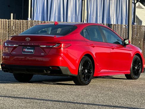 Used 2025 Toyota Camry SE image 4