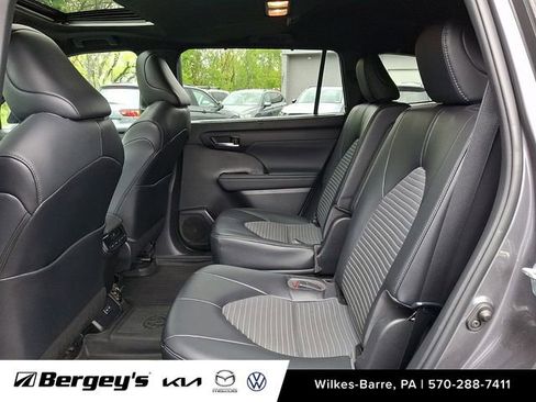 Used 2023 Toyota Highlander XSE AWD/4WD image 12