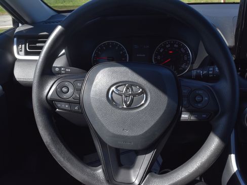 Used 2022 Toyota RAV4 XLE AWD/4WD image 17