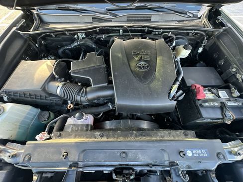 Used 2018 Toyota Tacoma SR5 image 33