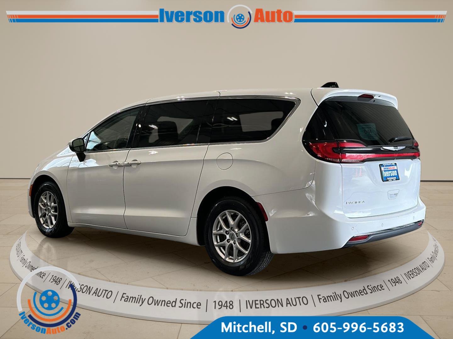 Used 2023 Chrysler Pacifica Touring-L FWD image 5