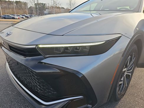 Used 2023 Toyota Crown Limited image 31