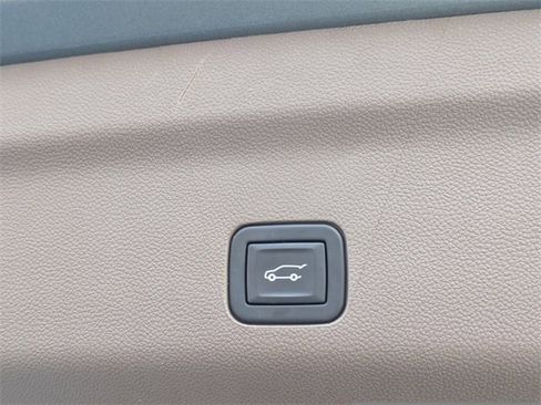 Used 2023 GMC Yukon XL Denali image 16