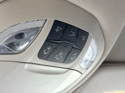 Used 2023 Chrysler Pacifica Touring-L FWD image 17