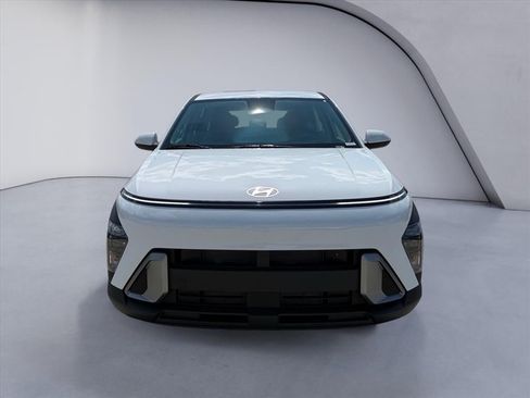 New 2027 Hyundai Kona SE FWD image 8