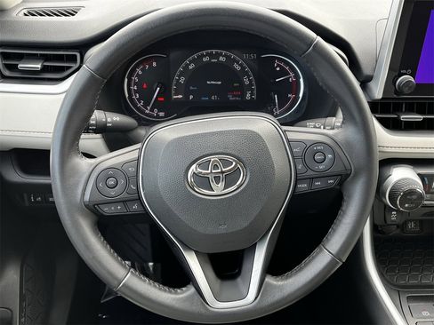 Used 2023 Toyota RAV4 XLE Premium image 11