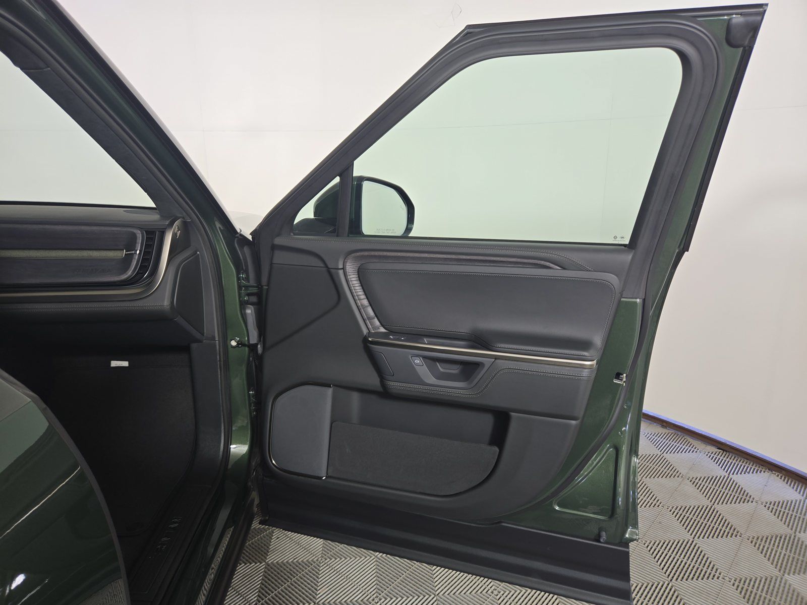 Used 2025 Rivian R1S Adventure Dual AWD/4WD image 18