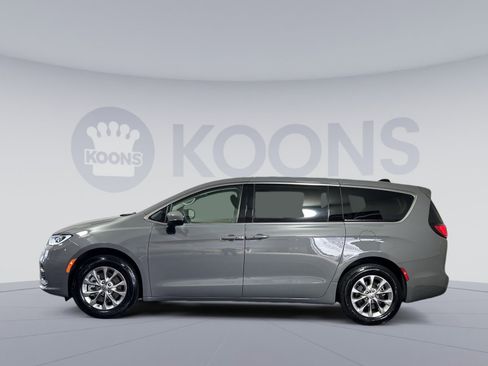 Used 2023 Chrysler Pacifica Touring-L image 2