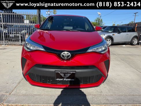 Used 2020 Toyota C-HR XLE FWD image 2