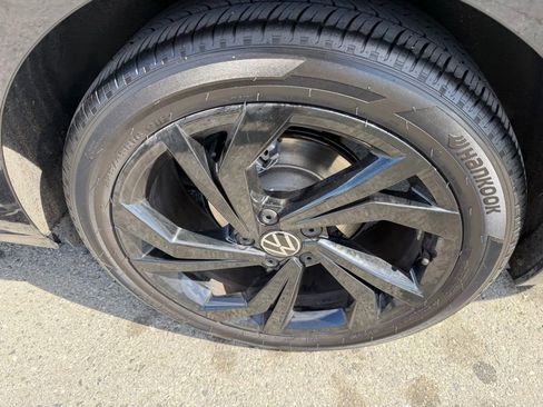 Certified 2025 Volkswagen Jetta SE w/ Sunroof Package image 12