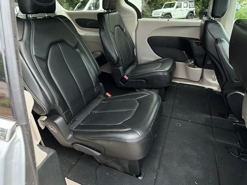 Used 2024 Chrysler Pacifica Touring-L FWD image 20
