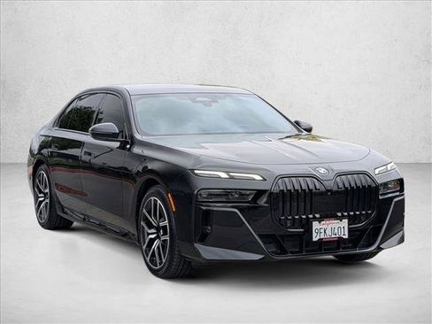 Used 2023 BMW 740i w/ Parking Assistance Package RWD image 3