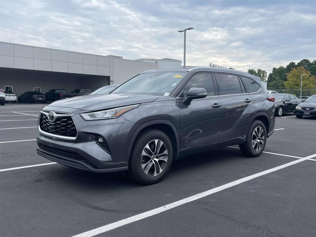 Used 2020 Toyota Highlander XLE FWD image 4