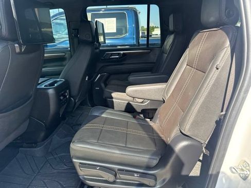 Used 2025 Chevrolet Suburban High Country AWD/4WD image 18