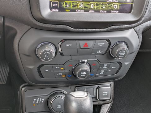 Used 2023 Jeep Renegade Latitude AWD/4WD image 24