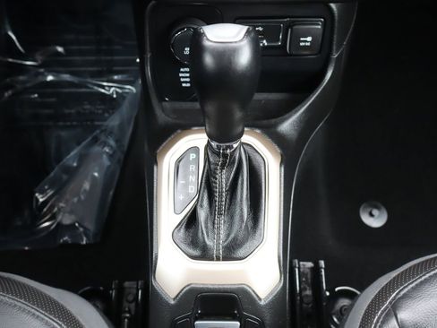 Used 2016 Jeep Renegade Limited image 36