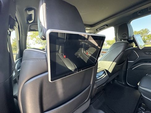 Used 2023 Cadillac Escalade ESV Premium Luxury image 16