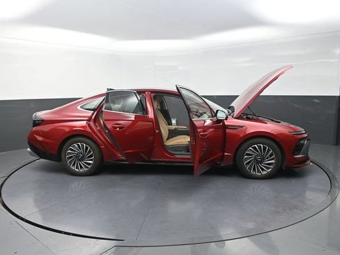 Used 2025 Hyundai Sonata Limited FWD image 46
