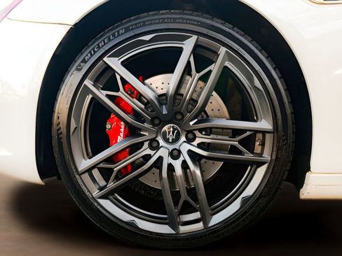 Used 2022 Maserati Quattroporte Modena RWD image 35