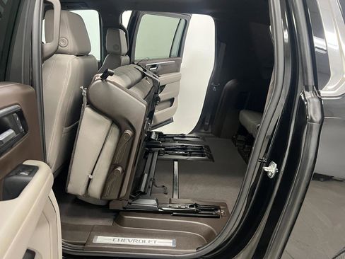Used 2025 Chevrolet Suburban LT image 33