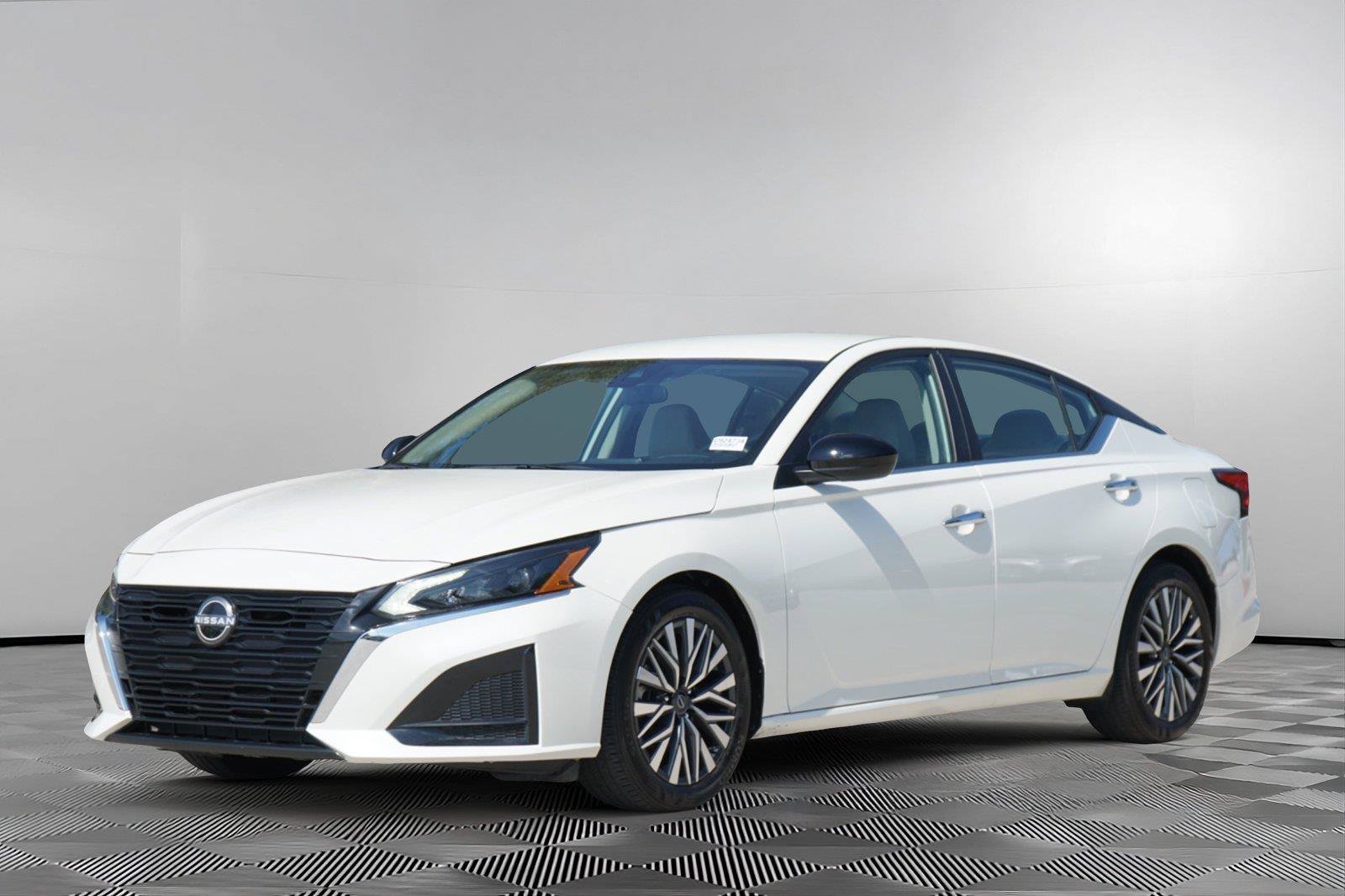 Used 2025 Nissan Altima 2.5 SV FWD image 8