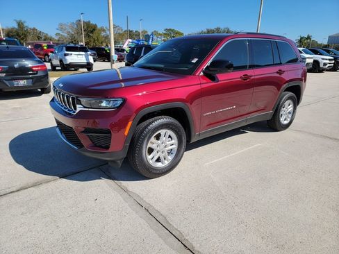 Used 2025 Jeep Grand Cherokee Laredo image 1