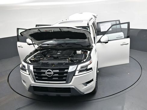Used 2024 Nissan Armada SL w/ Captain's Chairs Package image 47