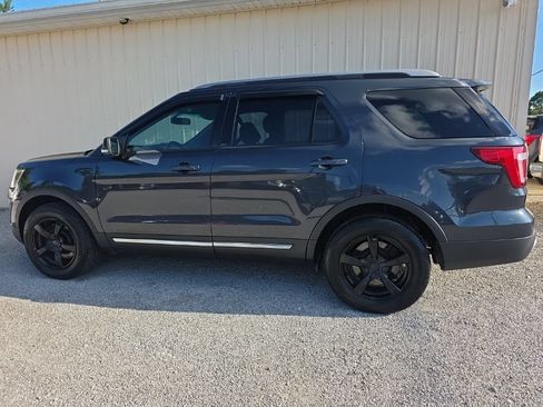 Used 2017 Ford Explorer XLT w/ Equipment Group 202A AWD/4WD image 8