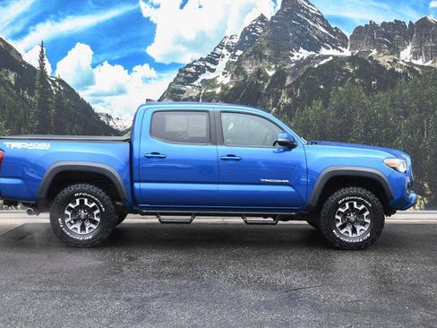 Certified 2018 Toyota Tacoma TRD Off-Road image 2