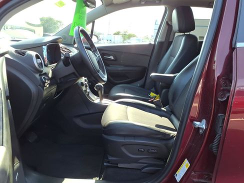 Used 2016 Chevrolet Trax LT w/ LT Sun and Sound Package FWD image 17