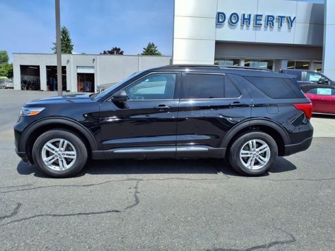 Certified 2022 Ford Explorer XLT w/ Equipment Group 202A image 10