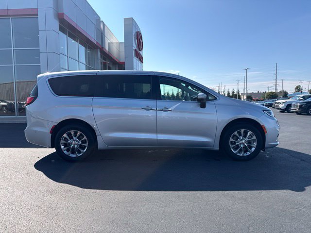 Used 2023 Chrysler Pacifica Touring-L AWD/4WD image 8
