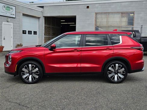 New 2025 Mitsubishi Outlander SE image 2