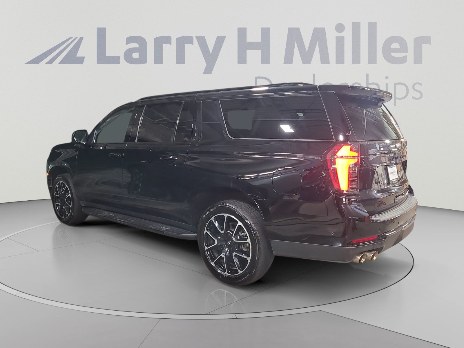Used 2026 Chevrolet Suburban RST w/ Sun And Tow Package AWD/4WD image 3