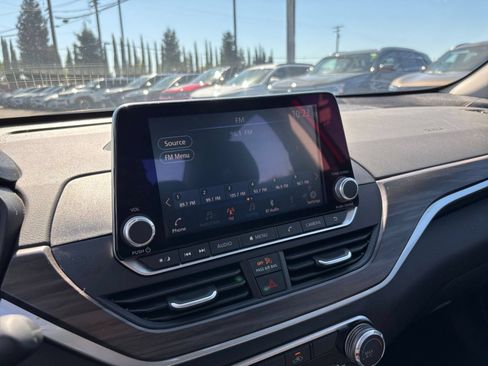 Used 2025 Nissan Altima 2.5 SV FWD image 20
