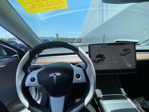 Used 2024 Tesla Model Y Long Range AWD/4WD image 4