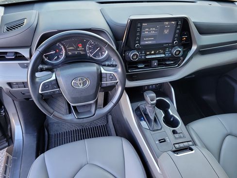 Used 2022 Toyota Highlander XLE FWD image 14