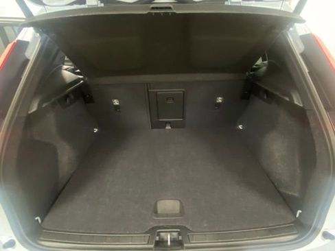 Used 2025 Volvo XC40 B5 Core image 9