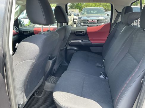 Used 2021 Toyota Tacoma SR5 AWD/4WD image 10