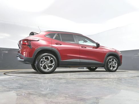 Used 2025 Chevrolet Trax LT FWD image 38
